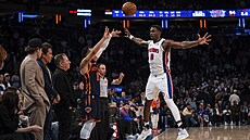 Jalen Duren ve výskoku brání rozehrávku Jalena Brunsona.