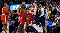 Strkanice mezi hrá�i Denveru a Los Angeles Clippers.