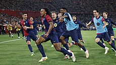 Spoluhrái nahání Julese Koundého po vítzné tref proti Realu Madrid.