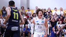 Radostný výkik Noaha Cartera v estém tvrtfinále s Opavou.