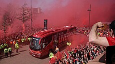 Autobus s fotbalisty Liverpoolu pijídí na zápas s Tottenhamem.