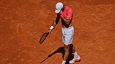 Skleslý Novak Djokovi� b�hem druhého kola turnaje v Madridu. 