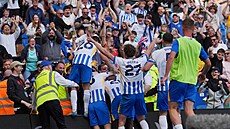 Fotbalisté Brightonu se radují po obratu proti West Hamu.