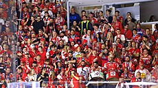 Pardubi�tí fanou�ci na tribun� p�i �estém utkání v Brn�.