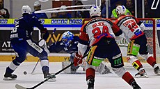 Brn�nský gólman Michal Postava se natahuje po volném kotou�i.