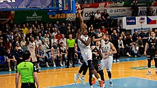 Momentka z utkání mezi basketbalisty Ostravy a Nymburka.