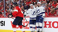 Nick Paul (vpravo) a Jake Guentzel slaví gól proti Florid�.