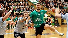 Lovosický Pavel Horák se sna�í bránit karvinského Ilju Blyz�uka.