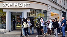 Fronta ped obchodem Pop Mart v centru Manchesteru ve Velké Británii. Vichni...