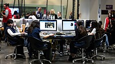 Mladí lidé sedí u po�íta�� v Centru kreativních technologií TUMO v Jerevanu....