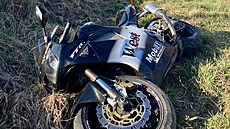 Motorkář skončil po nehodě se Škodou Octavia mimo silnici. Havárii na cestě...
