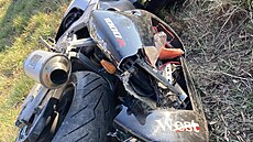Motorkář skončil po nehodě se Škodou Octavia mimo silnici. Havárii na cestě...