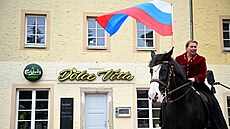 ena na koni s ruskou vlajkou se úastní vzpomínkové akce u píleitosti 80....