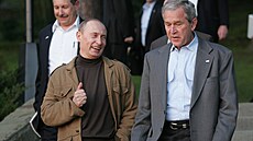 Ruský prezident Vladimir Putin a americký prezident George W. Bush p�i svém...