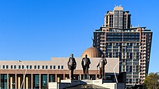 Monument T�í dikgos� (kmenových ná�elník�) v Gaborone v Botswan� (15. zá�í 2023)