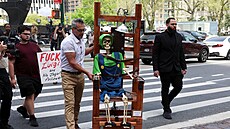 Protestující po�aduje trest smrti pro Luigiho Mangionea, který je podez�elý z...