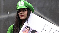 Demonstrace na podporu Luigiho Mangionea, který je podez�elý z vra�dy �éfa...