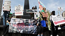 Demonstrace na podporu Luigiho Mangionea, který je podez�elý z vra�dy �éfa...