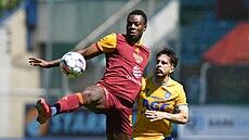 Kevin Milla (vlevo) z Dukly se snaí zpracovat balon, sleduje ho Richard...