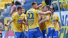 Fotbalisté Teplic se radují z gólu proti pra�ské Dukle.