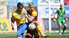 Filip Horský (vlevo) z Teplic a Daniel Kozma z Dukly se p�etla�ují v souboji o...