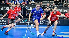 Sára Seevaldová (uprost�ed) z Vítkovic vede balonek b�hem superfinále proti...