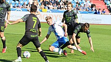 Útoník Baníku Tomá Zlatohlávek mezi tymi jaloneckými protihrái.