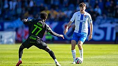 Karel Pojezný z Baníku Ostrava kontroluje balon, sleduje jo Alexis Alégué z...