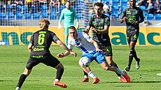 Ostravský zálo�ník Ji�í Boula sleduje mí� p�ed jabloneckým Sebastianem Nebylou.