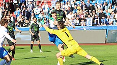 Jablonecký branká Jan Hanu vyráí balon ped kopakou ostravského útoníka...