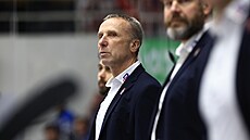 Pardubický trenér Miloš Hořava sleduje dění na ledě během šestého finále proti...