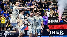 Petr Majer z Tatranu St�e�ovice (vlevo) se raduje ze vst�elené branky b�hem...