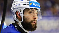 Brn�nský Libor Zábranský sleduje d�ní na led� b�hem �estého finále proti...