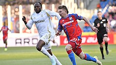 Plze�ský Pavel �ulc (v pop�edí) a Emmanuel Uchenna ze Sparty sp�chají za...