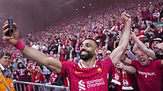 Mohamed Salah slaví s fanouky vítzství Liverpoolu v Anglické lize.