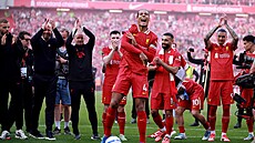 Fotbalisté Liverpoolu slaví s fanou�ky titul v Anglické lize.