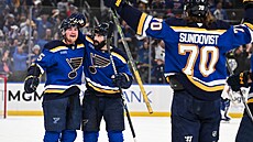 Hokejisté St. Louis se radují z gólu proti Winnipegu.