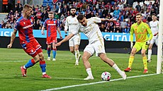 Mat�j Ryne� ze Sparty se sna�í dostat balon dál od své branky b�hem utkání...