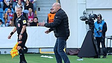 Plzeský trenér Miroslav Koubek komunikuje se svými hrái bhem utkání proti...