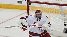 Branká� Caroliny Frederik Andersen zasahuje b�hem utkání proti New Jersey.