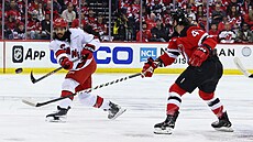 Obránce Caroliny Jalen Chatfield st�ílí b�hem utkání proti New Jersey.