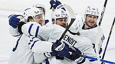 Hrái Toronta se objímají se Simonem Benoitem, úspným stelcem v prodlouení.
