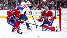 Alexandr Ove�kin hrozí p�ed brankou Jakuba Dobe�e.