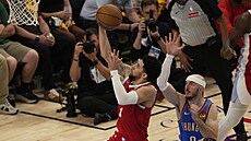 Scotty Pippen Jr. zakon�uje, natahuje se po n�m Alex Caruso.