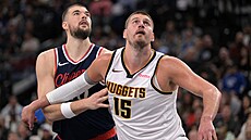 Nikola Joki� si d�lá místo pro doskok p�ed Ivicou Zubacem.