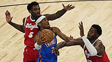 Shai Gilgeous-Alexander se prodírá do ko�e, p�ed ním je Jaren Jackson Jr., za...