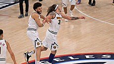 Jamal Murray chytá st�elce rozhodujícího ko�e Aarona Gordona.