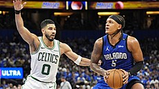 Paolo Banchero brán�ný Jaysonem Tatumem.