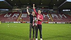 Majitelé Wrexhamu Ryan Reynolds a Rob McElhenney po postupu do druhé ligy.