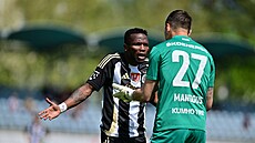 Ubong Ekpai emotivn� gestikuluje sm�rem k Ale�i Mandousovi.
